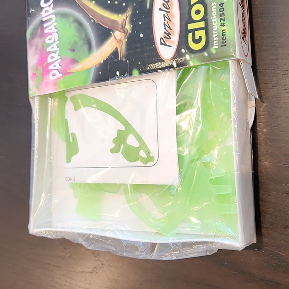 Dinosaur World Flap Book (EUC) & 1 Glow in the dark 3D-Puzzle (new) - Picture 16 of 16